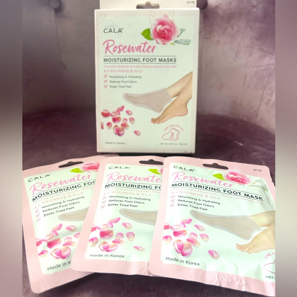 🌸Cala Rosewater
Moisturizing Foot Masks ( 3 per box) NEW